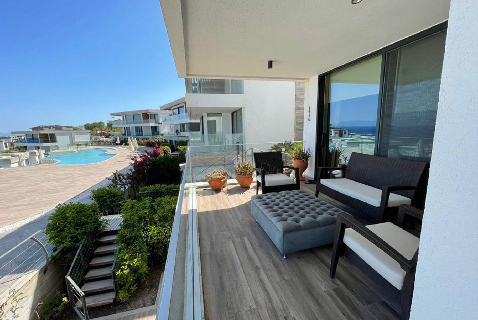 frame suits bodrum balcony