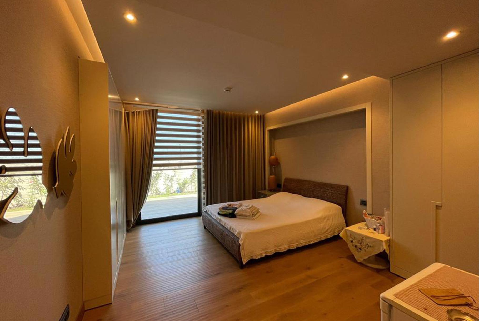 frame suits bodrum bedroom