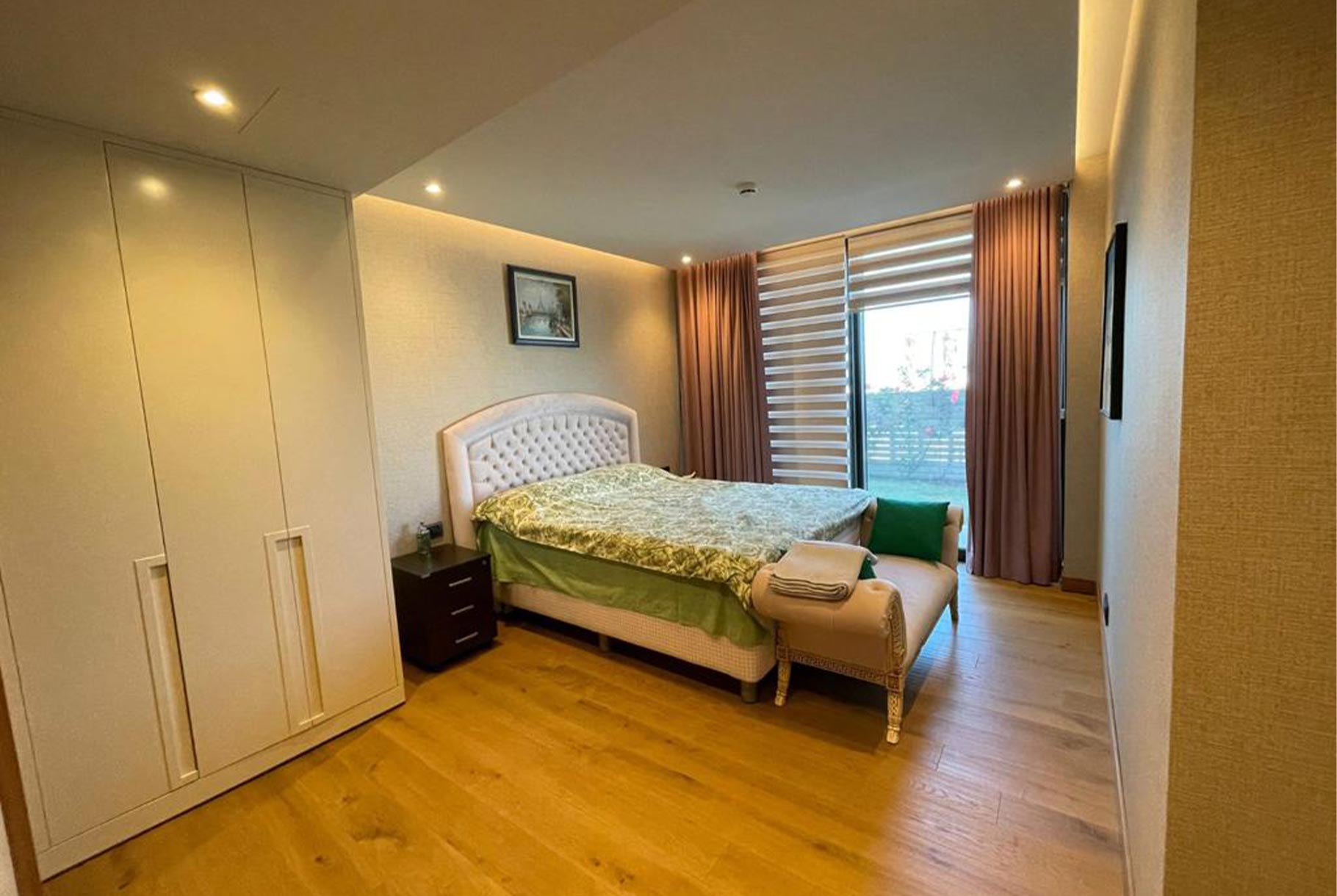 frame suits bodrum bedroom