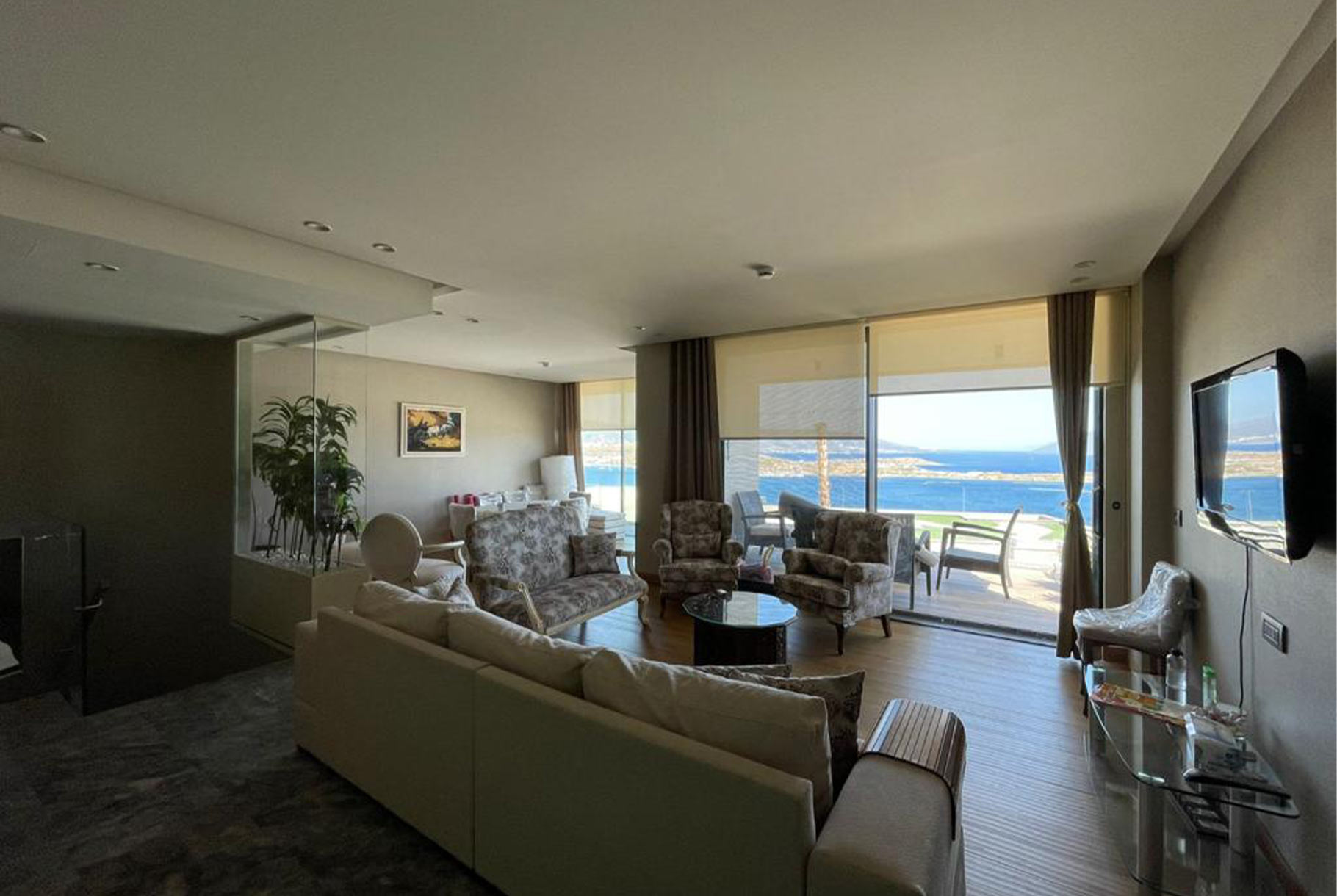 frame suits bodrum living room