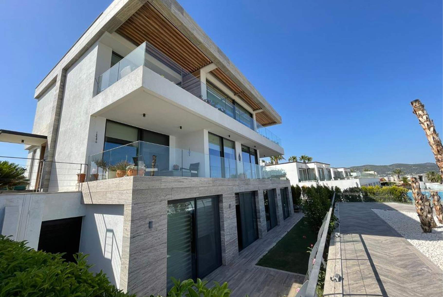 frame suits bodrum outside view