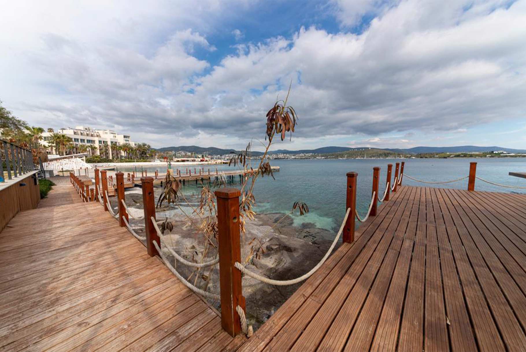 frame suits bodrum outside